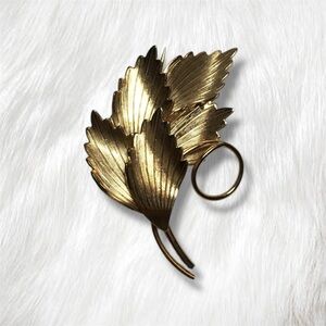 🔴 3 FOR $20 Vintage Leaf Brooch